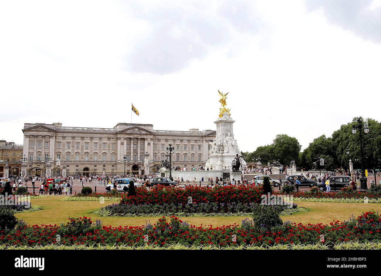 Des foules de wishers bien sont vues à l'extérieur de Buckingham Palace le lendemain de la naissance royale d'un bébé en bonne santé au duc et à la duchesse de Cambridge le 22nd juillet 2013.Il pesa les albs 6oz. Banque D'Images