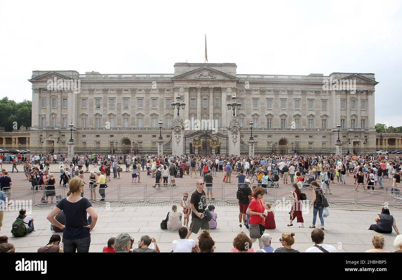 Des foules de wishers bien sont vues à l'extérieur de Buckingham Palace le lendemain de la naissance royale d'un bébé en bonne santé au duc et à la duchesse de Cambridge le 22nd juillet 2013.Il pesa les albs 6oz. Banque D'Images