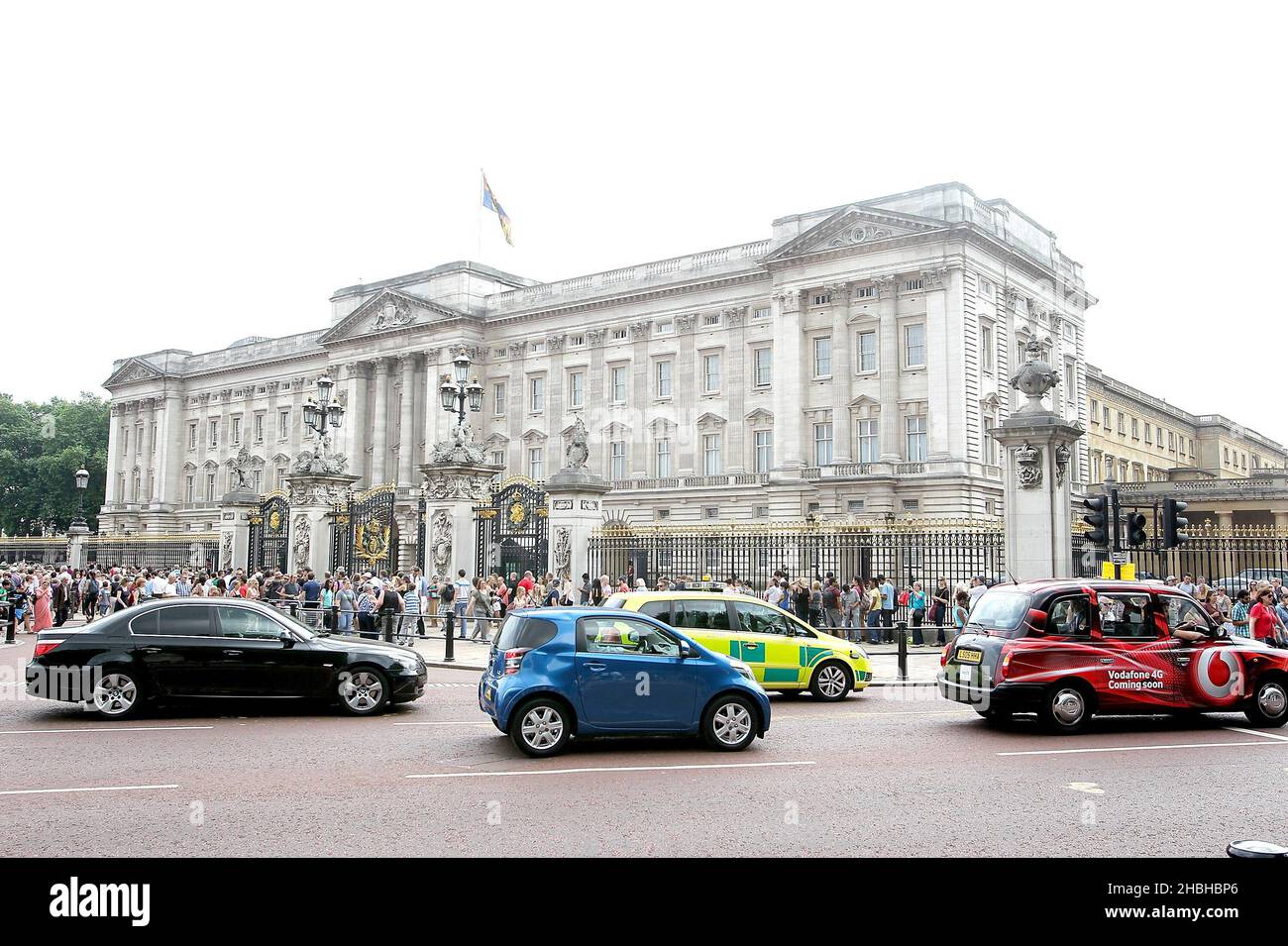 Des foules de wishers bien sont vues à l'extérieur de Buckingham Palace le lendemain de la naissance royale d'un bébé en bonne santé au duc et à la duchesse de Cambridge le 22nd juillet 2013.Il pesa les albs 6oz. Banque D'Images