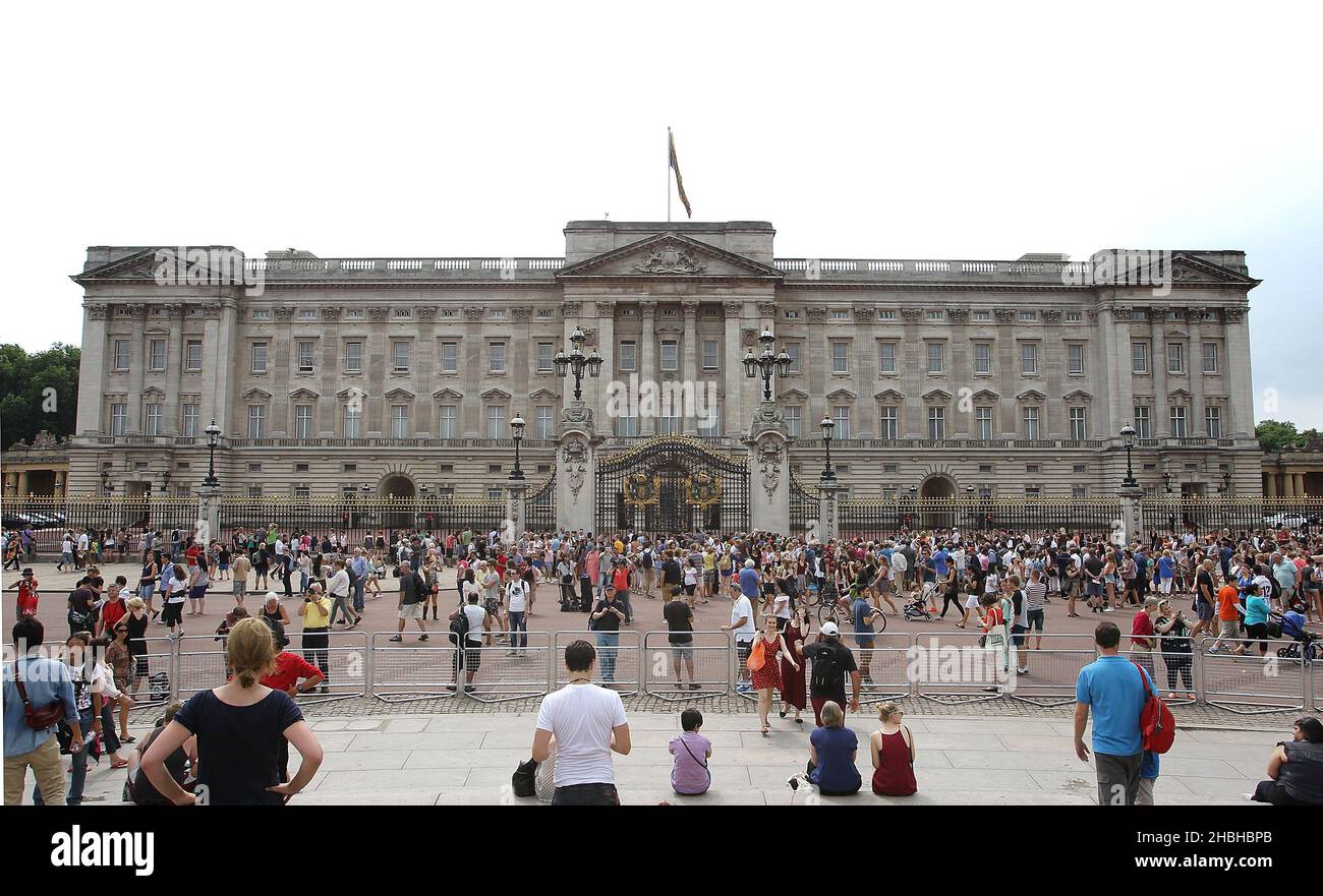 Des foules de wishers bien sont vues à l'extérieur de Buckingham Palace le lendemain de la naissance royale d'un bébé en bonne santé au duc et à la duchesse de Cambridge le 22nd juillet 2013.Il pesa les albs 6oz. Banque D'Images