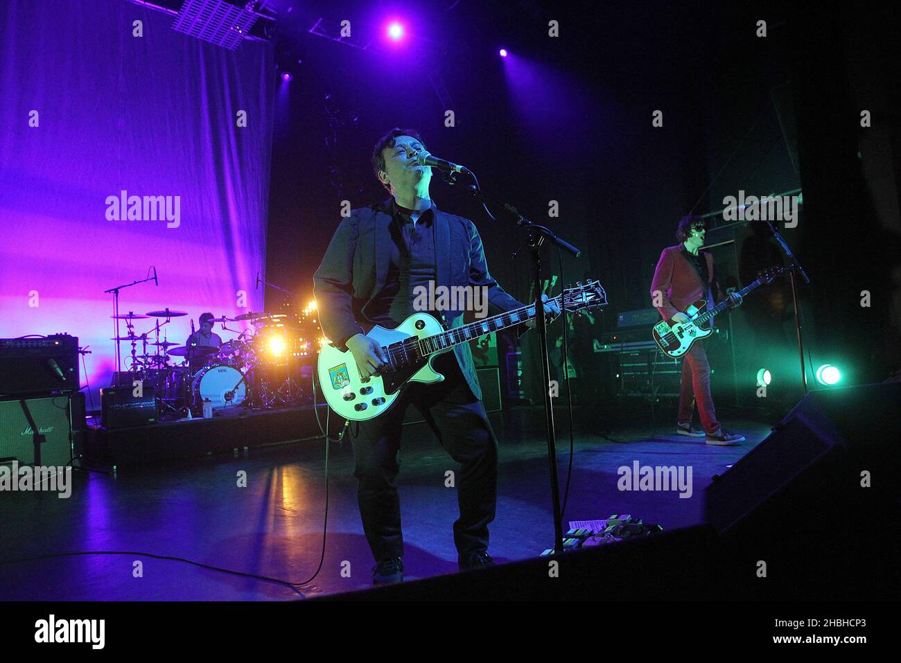 James Dean Bradfield et Nicky Wire des Manic Street Preachers se sont performances à l'Empire Bush de Shepherd's à Londres. Banque D'Images