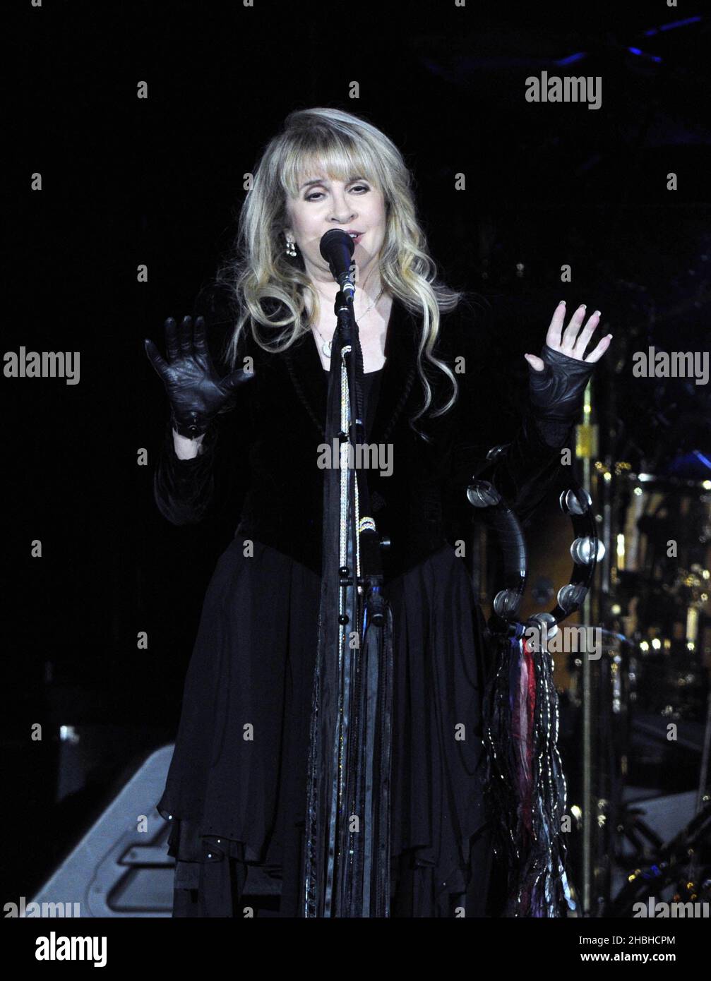 Stevie Nicks de Fleetwood Mac se produit sur scène à l'Arena 02 de Londres. Banque D'Images