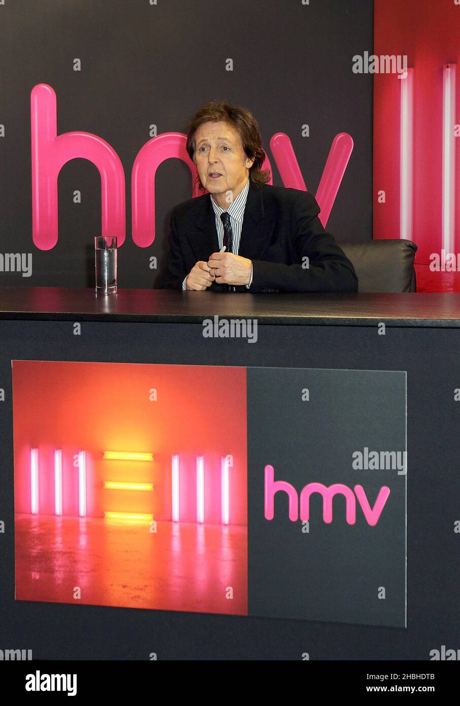 Sir Paul McCartney nouvel album signé à HMV Bond St à Londres. Banque D'Images