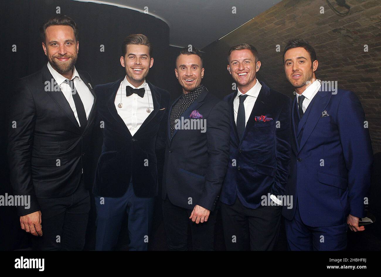 (G-D) Lachie Chapman, Mike Cranshaw, Darren Everest, Timmy Mately, et Mark Franks des overtones posent les coulisses au Hayley Cropper Memorial au G-A-y Heaven à Londres. Banque D'Images