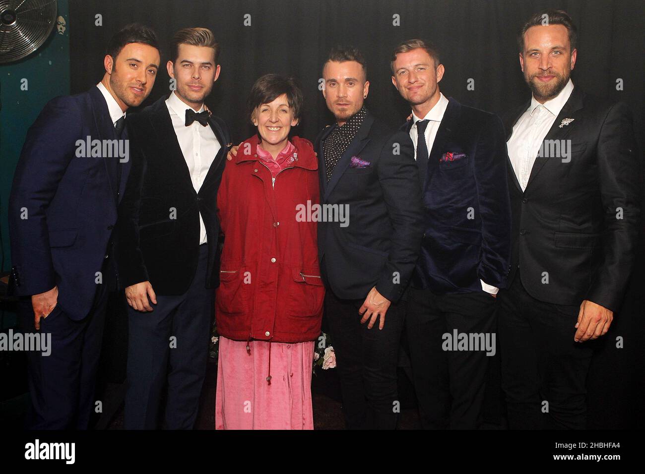 (G-D) Mark Franks, Mike Cranshaw, Julie Hesmondhalgh, Darren Everest, Timmy Mately et Lachie Chapman des tons d'Overtones posent des coulisses au Hayley Cropper Memorial, au G-A-y Heaven à Londres. Banque D'Images