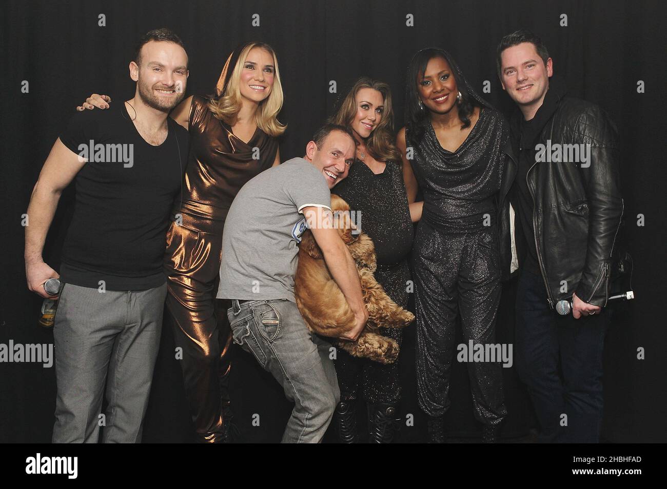 (Le G-R Kevin SIMM, Jessica Taylor, Michelle Heaton, Kelli Young et Tony Lundon de Liberty X posent en coulisses avec Jeremy Joseph et Jacob le chien (au centre) au G-A-y Heaven à Londres. Banque D'Images