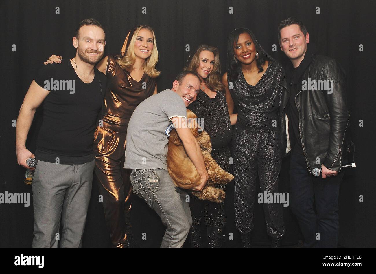 (Le G-R Kevin SIMM, Jessica Taylor, Michelle Heaton, Kelli Young et Tony Lundon de Liberty X posent en coulisses avec Jeremy Joseph et Jacob le chien (au centre) au G-A-y Heaven à Londres. Banque D'Images