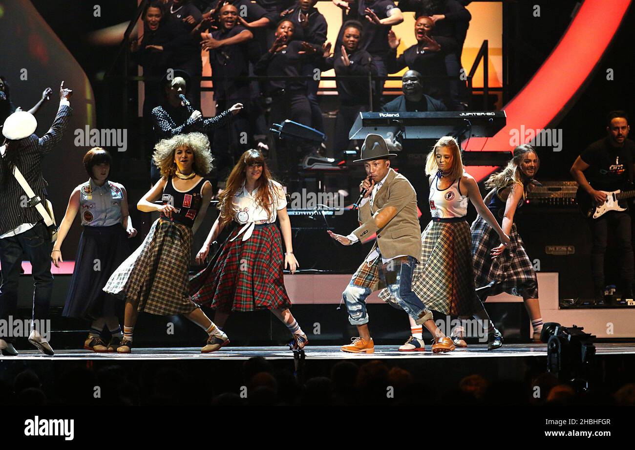 Pharrell Williams et Nile Rodgers sur scène lors des Brit Awards 2014 à l'Arena O2, Londres. Banque D'Images