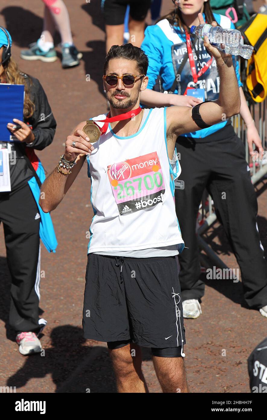 Hugo Taylor avec une médaille à la ligne d'arrivée du marathon de Londres Virgin Money sur le Mall à Londres. Banque D'Images