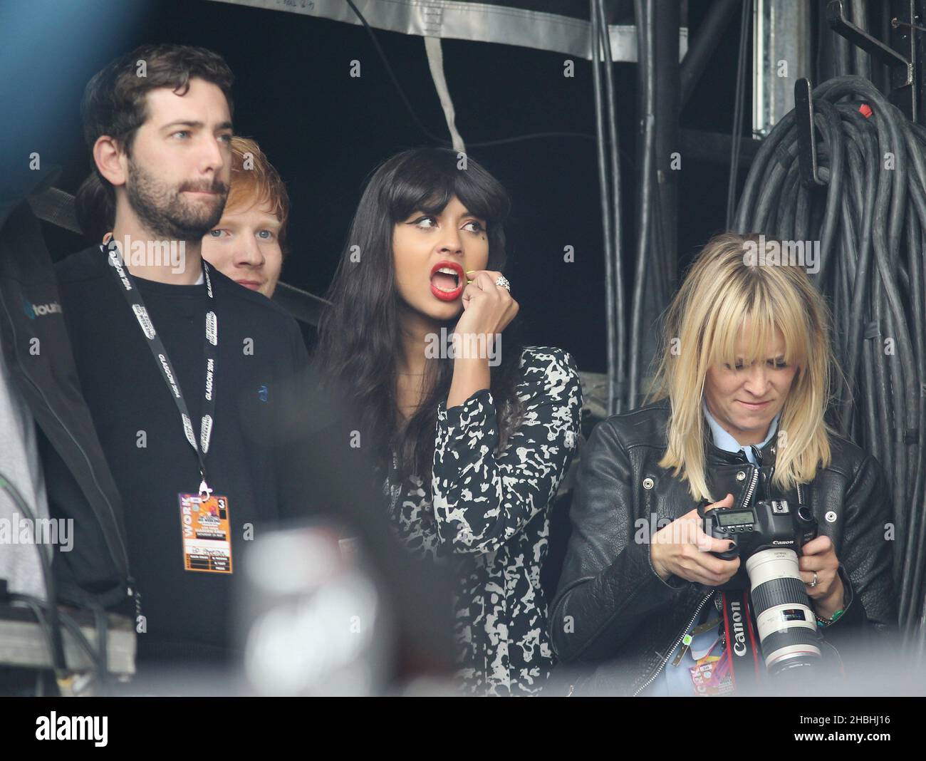 Ed Sheeran, Jameela Jamil et Edith Bowman regardant Pharrell Williams sur scène pendant le BBC radio 1 Big Weekend Festival sur Glasgow Green à Glasgow, en Écosse. Banque D'Images