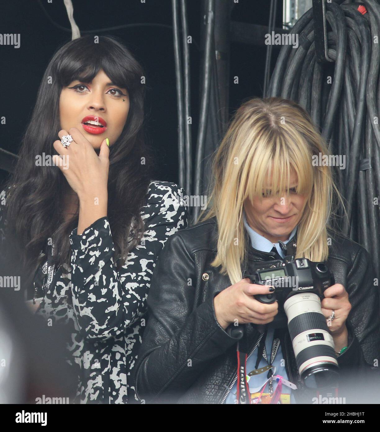 Jameela Jamil et Edith Bowman regardent Pharrell Williams sur scène pendant le festival Big Weekend de la radio 1 de la BBC sur Glasgow Green à Glasgow, en Écosse. Banque D'Images