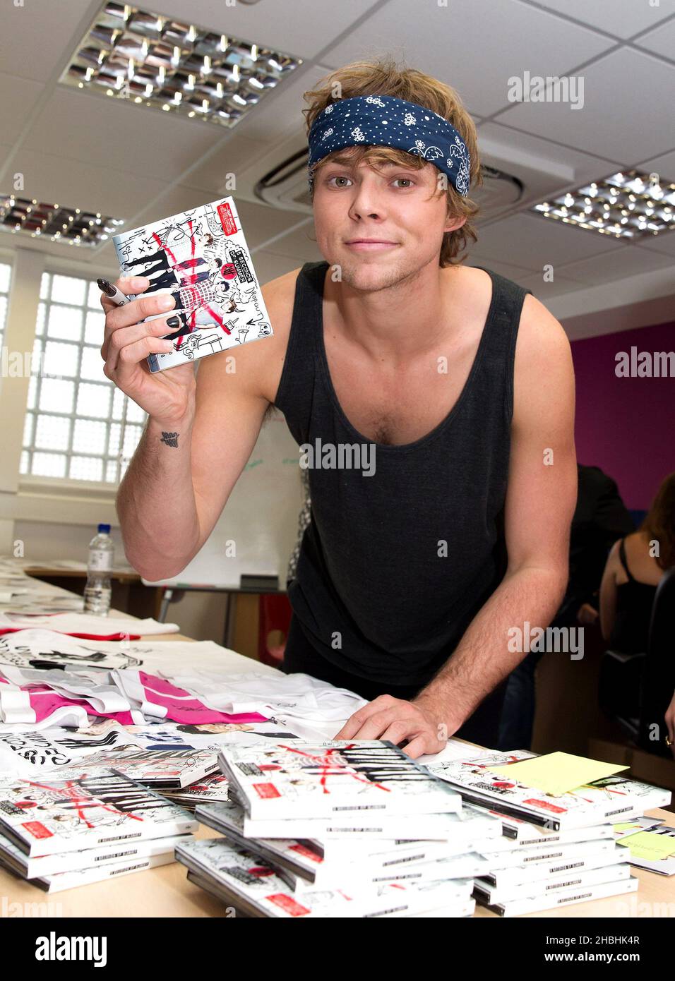 Ashton Irwin de 5 secondes de signature d'été à HMV Oxford Circus à Londres. Banque D'Images