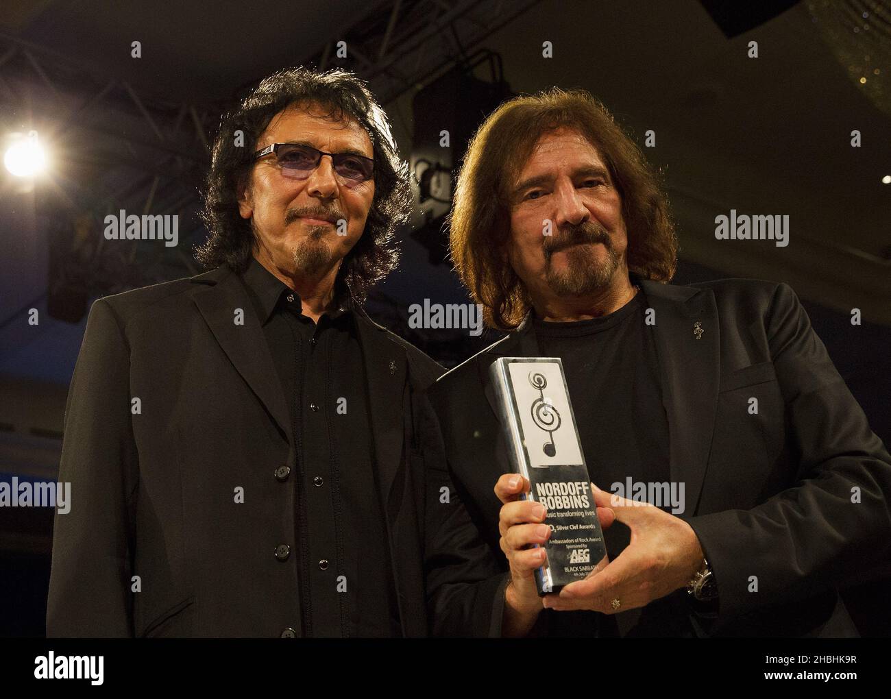 Tony Iommi et Geezer Butler de Black Sabbath avec le prix AEG Live Ambassadors of Rock aux prix Noroff Robbins 02 Silver Clef au London Hilton Park Lane Hotel à Londres. Banque D'Images