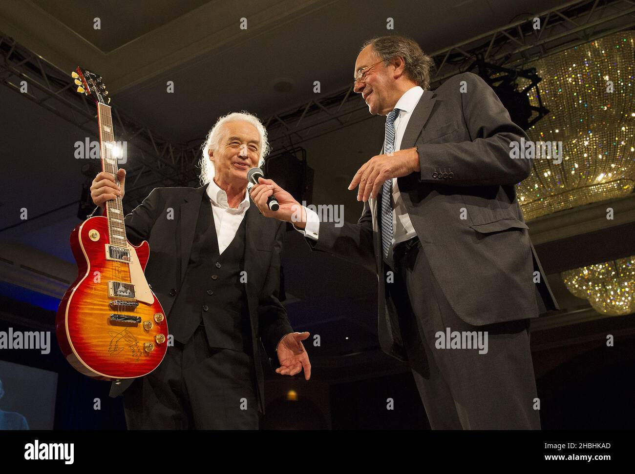 Jimmy page met aux enchères sa guitare pour £35 000 aux Oscars Silver Clef 02 de Noroff Robbins au London Hilton Park Lane Hotel à Londres. Banque D'Images