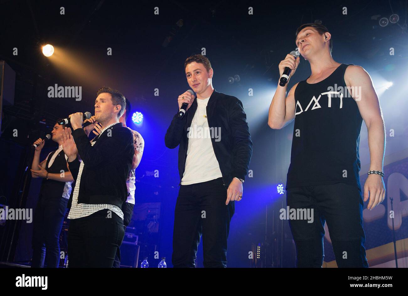 (G-D) Michael Auger, Jamie Lambert, Matt Pagan et Thomas Redgrave de Collabro se présentent sur scène au G-A-y Heaven à Londres. Banque D'Images