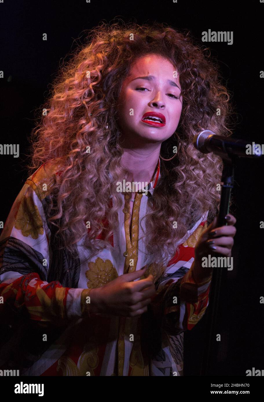 Ella Eyre se produit aux nominations Mobo 2014 à Ronnie Scott dans le centre de Londres. Banque D'Images