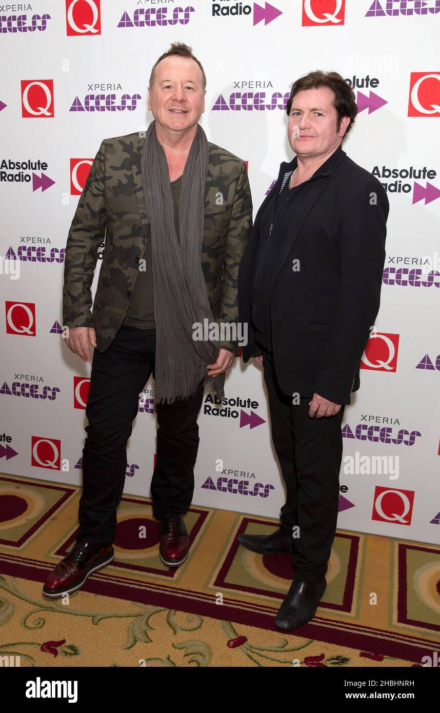 Jim Kerr et Charlie Burchill, des esprits simples, à l'occasion des Xperia Access Q Awards au Grosvenor House Hotel de Londres. Banque D'Images
