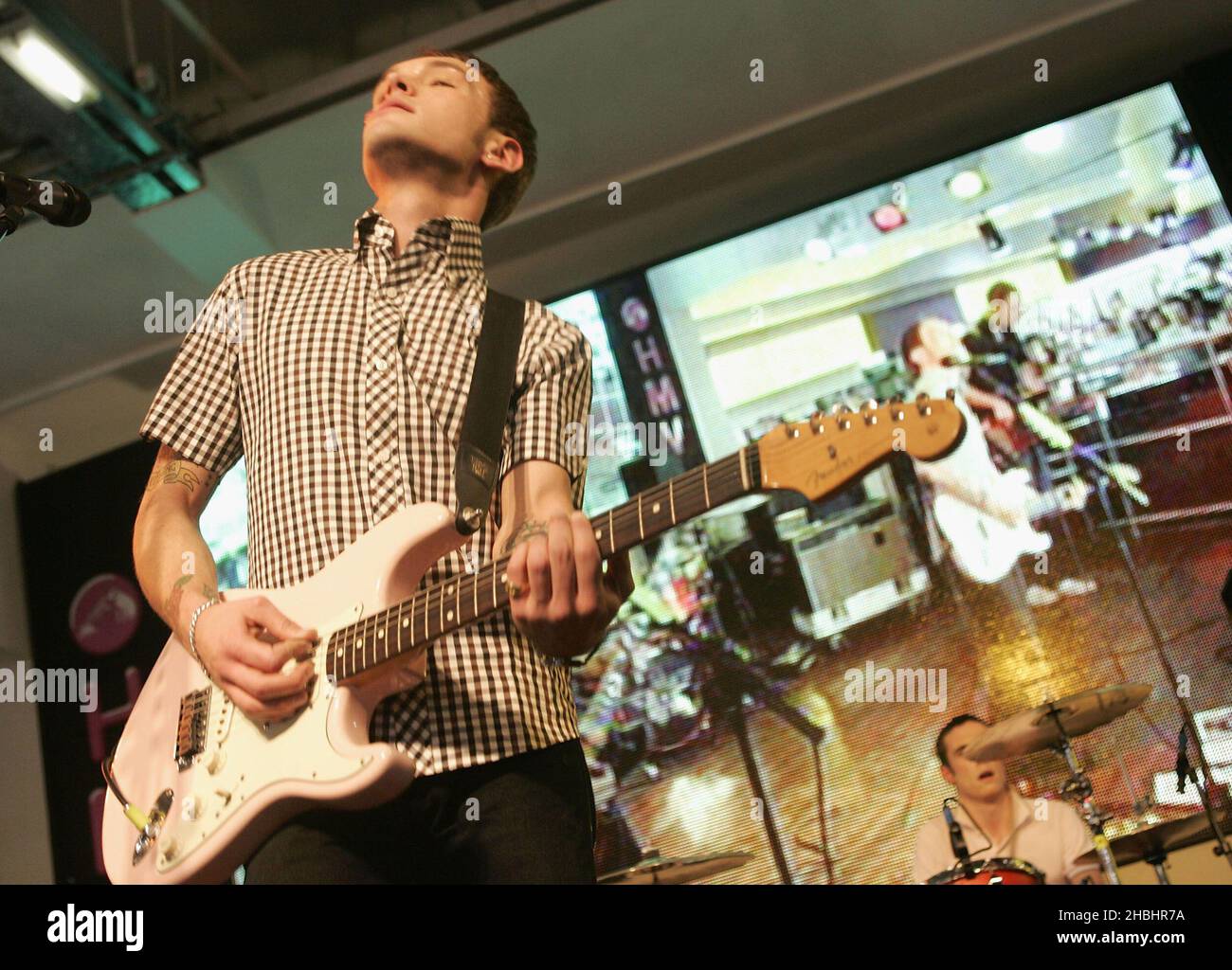 Sam Preston et son groupe The Ordinary Boys et aussi le compagnon de Celebrity Big Brother joue en direct sur scène et signe des copies de leur album 'Brassbound' à HMV Oxford Street à Londres. Banque D'Images