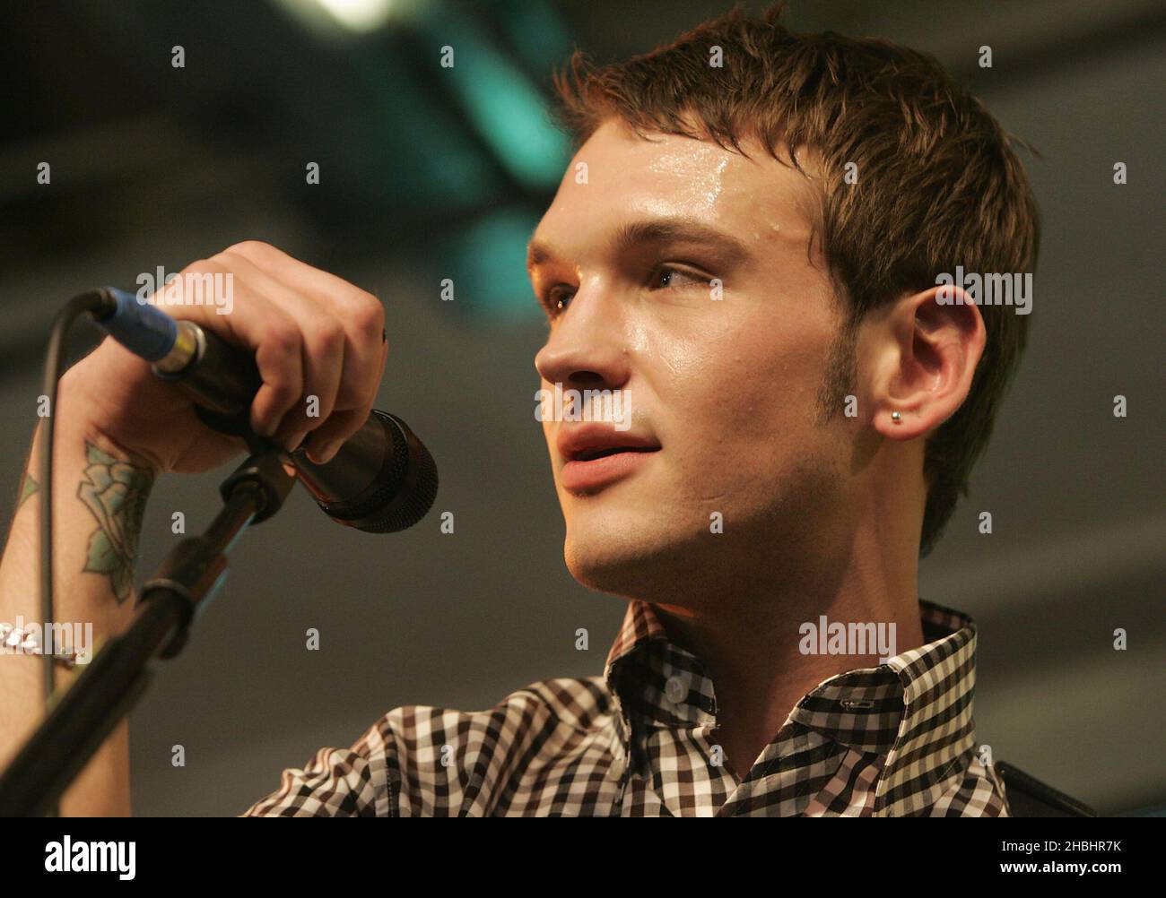 Sam Preston et son groupe The Ordinary Boys et aussi le compagnon de Celebrity Big Brother joue en direct sur scène et signe des copies de leur album 'Brassbound' à HMV Oxford Street à Londres. Banque D'Images