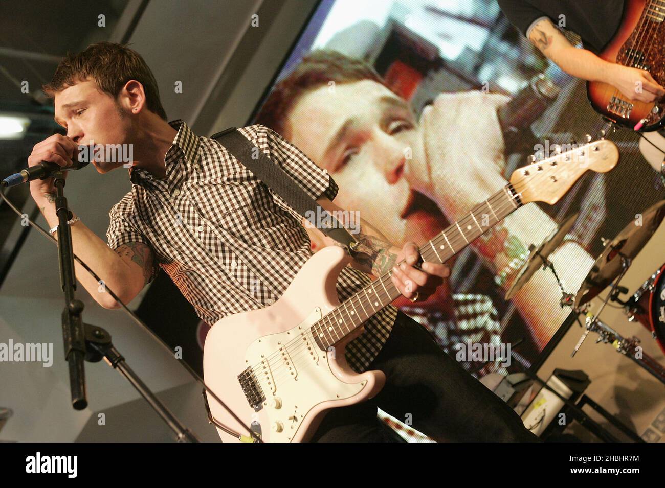 Sam Preston et son groupe The Ordinary Boys et aussi le compagnon de Celebrity Big Brother joue en direct sur scène et signe des copies de leur album 'Brassbound' à HMV Oxford Street à Londres. Banque D'Images