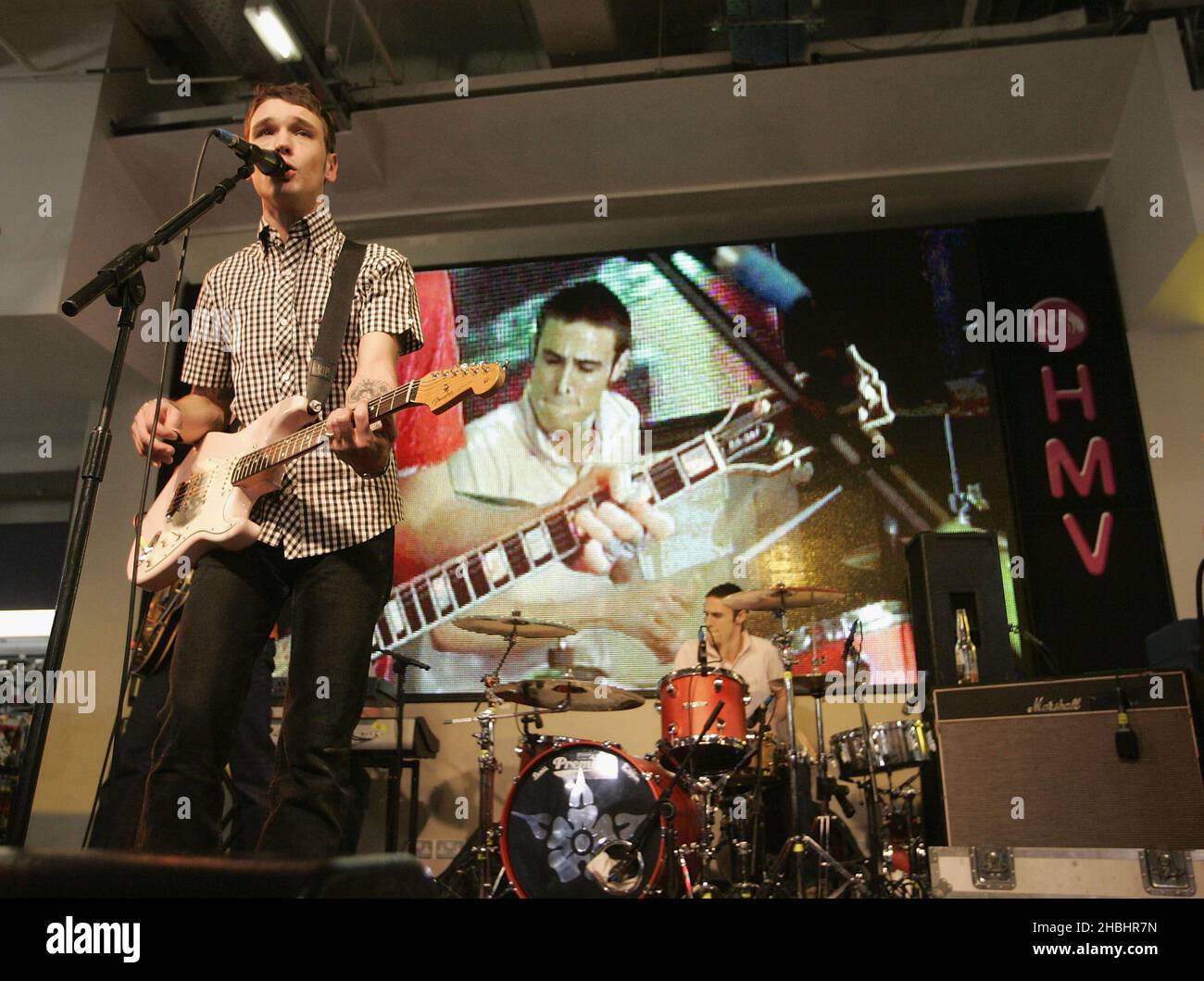 Sam Preston et son groupe The Ordinary Boys et aussi le compagnon de Celebrity Big Brother joue en direct sur scène et signe des copies de leur album 'Brassbound' à HMV Oxford Street à Londres. Banque D'Images