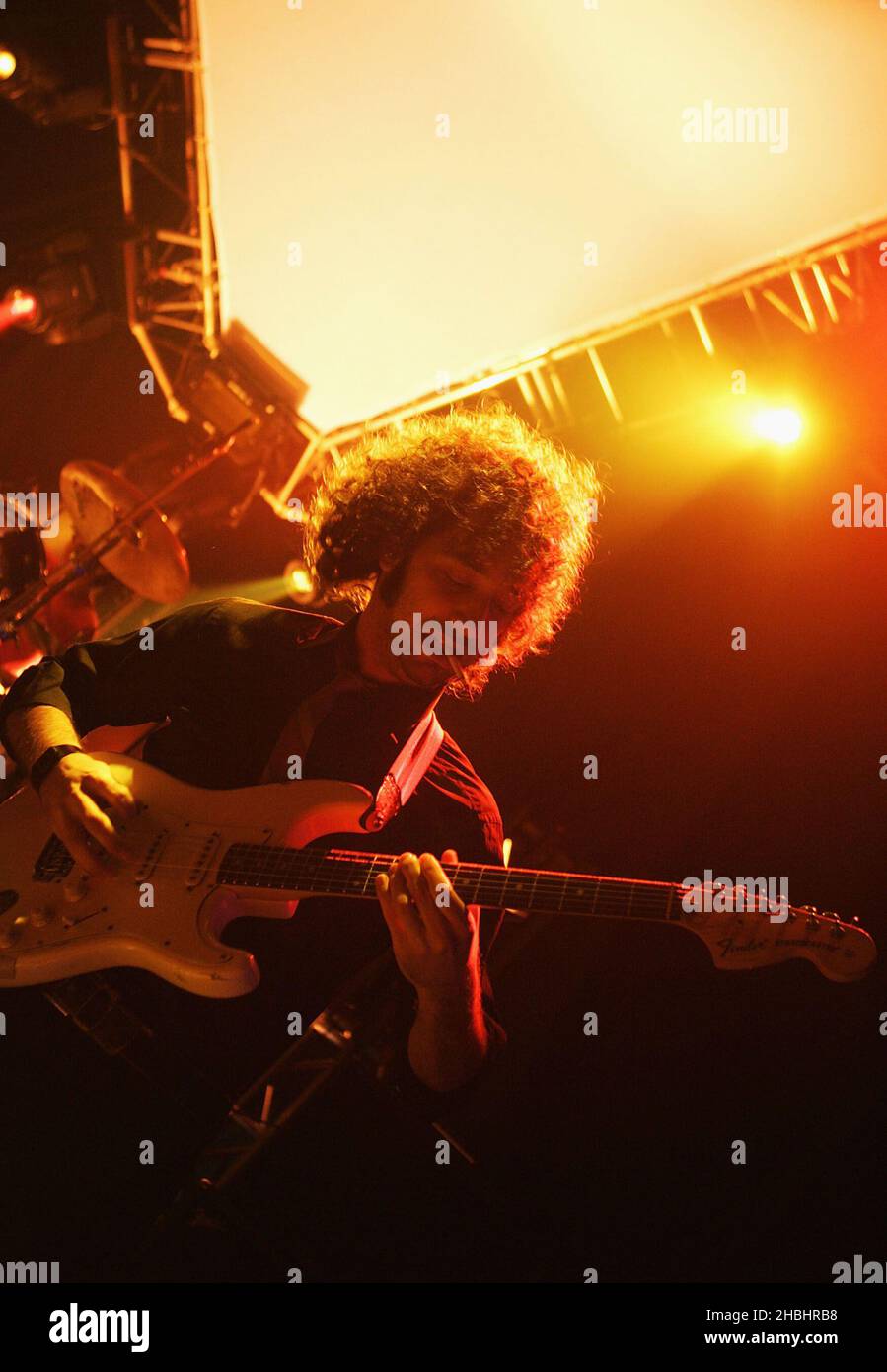 Albert Hammond Junior du groupe indépendant de New York les courses jouent leur première date de Londres de la tournée britannique faisant la promotion de leur troisième album 'First Impressions of Earth', sorti en janvier 9, à Shepherds Bush Empire à Londres. Banque D'Images