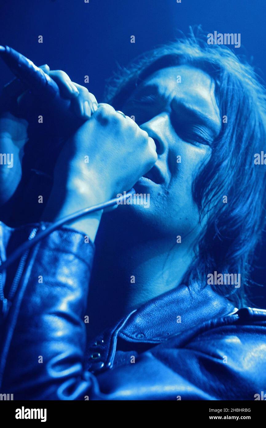 Julian Casablancas de New York groupe indépendant les coups jouent leur première date de Londres de la tournée britannique faisant la promotion de leur troisième album 'First Impressions of Earth', sorti en janvier 9, à Shepherds Bush Empire à Londres. Banque D'Images