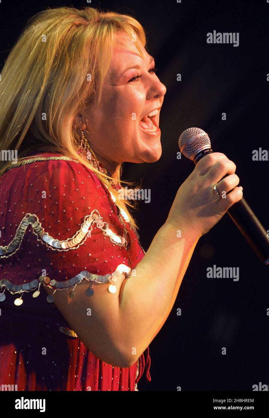Soapstar Wendi Peters, de Coronation Street, candidat à la sortie du spectacle de célébrités d'ITV Soapstar Superstar se produit en direct sur scène au GAY Astoria de Londres le 21,2006 janvier. Banque D'Images