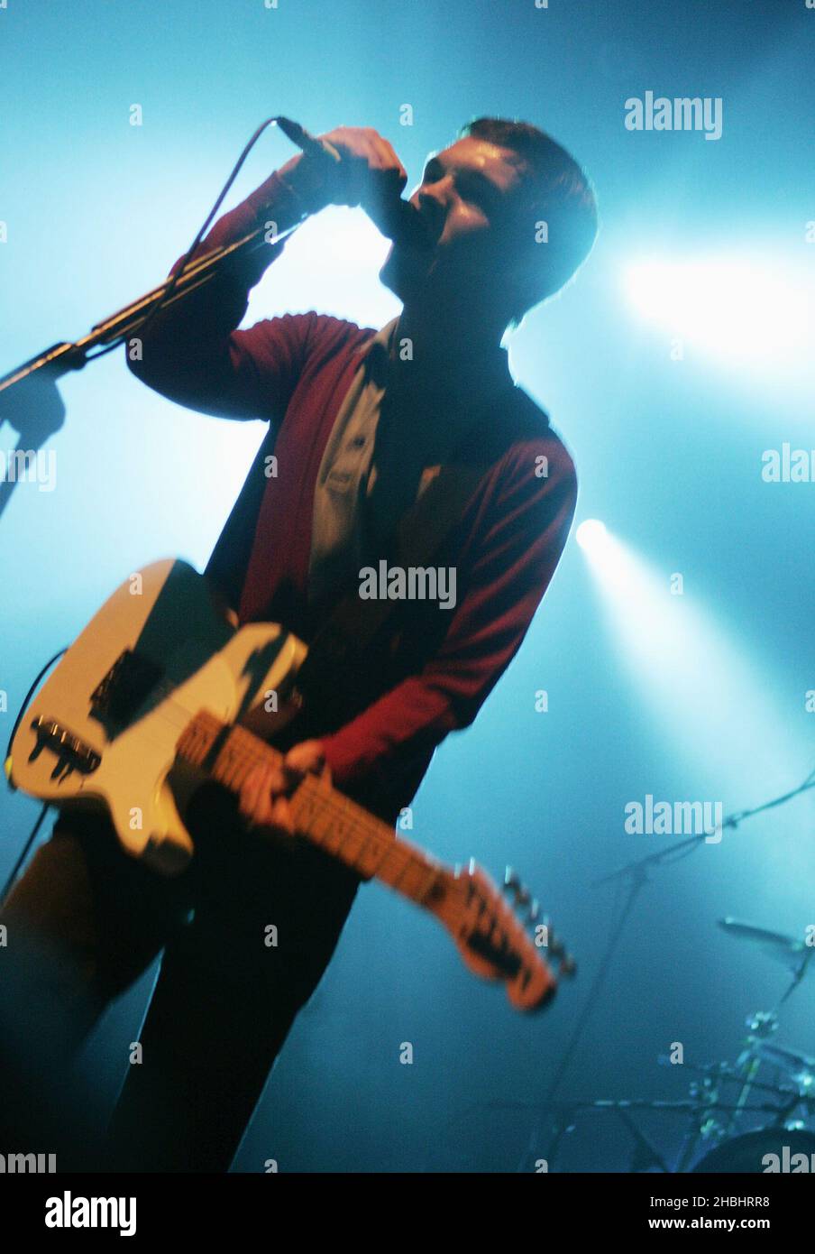 Sam Preston du quatuor indé-pop de Brighton l'ordinaire Boys se produit sur scène dans le cadre du Shockwaves NME Awards Show à l'Astoria de Londres. Banque D'Images