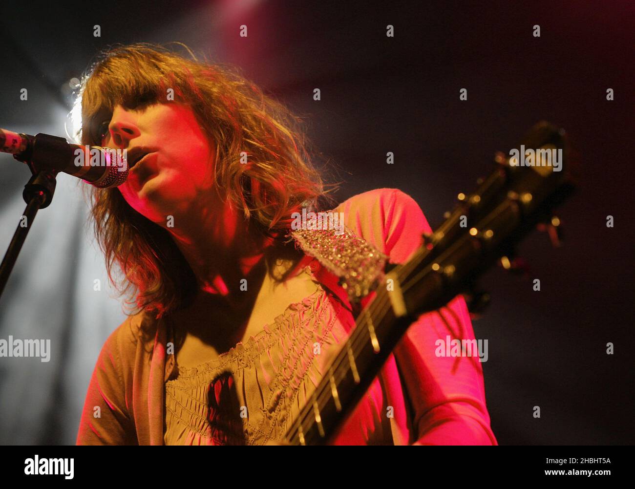 Beth Orton joue en direct sur scène en faisant la promotion de son quatrième album « Comfort of Strangers » au Shepherds Bush Empire à Londres Banque D'Images