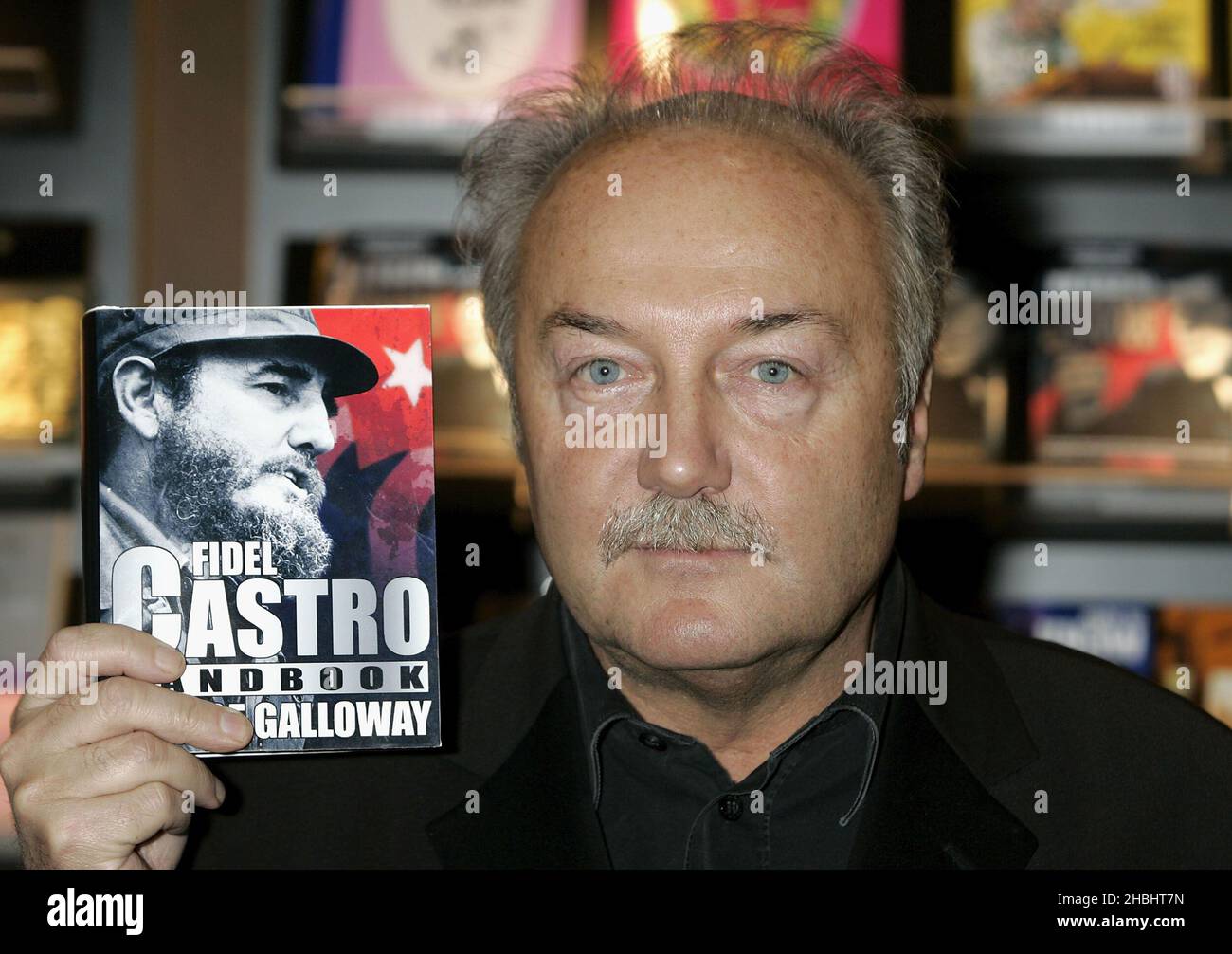 Le député de respect George Galloway fait la promotion de la publication de Fidel Castro sur la révolution cubaine et l'homme qui l'appuie, au salon du livre de Londres à Excel à Londres. Banque D'Images