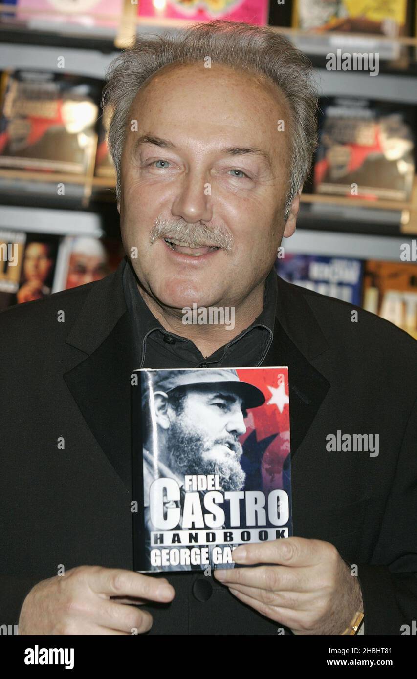 Le député de respect George Galloway fait la promotion de la publication de Fidel Castro sur la révolution cubaine et l'homme qui l'appuie, au salon du livre de Londres à Excel à Londres. Banque D'Images
