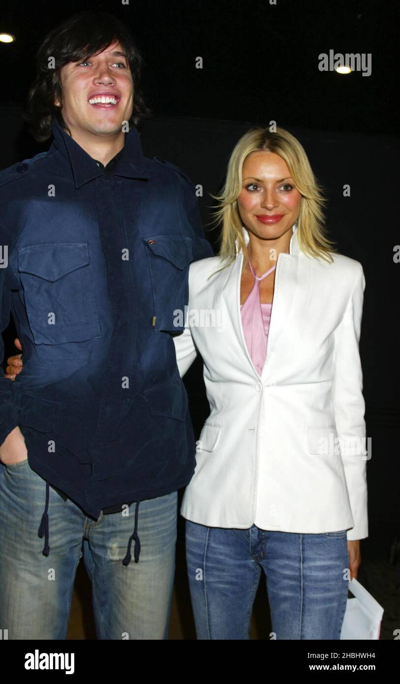 Vernon Kay et Tess Daly aux NME Carling Awards 2003, qui se tiennent à po Na Na à Hammersmith, Londres. Banque D'Images