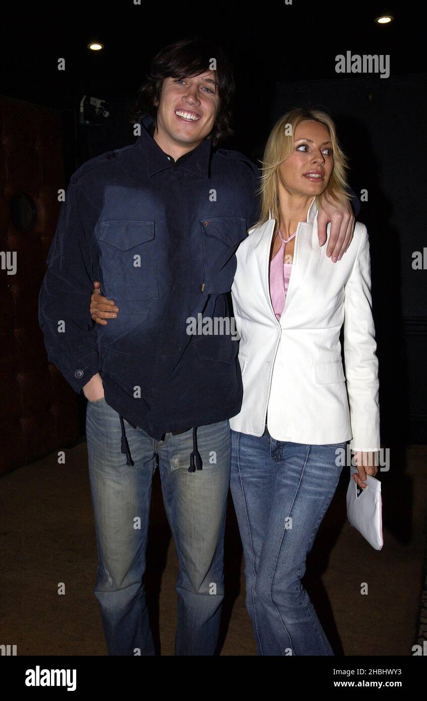 Tess Daly et Vernon Kay ont été photographiées lors des NME Carling Awards à PoNaNa à Londres. 3/4 longueur . Banque D'Images