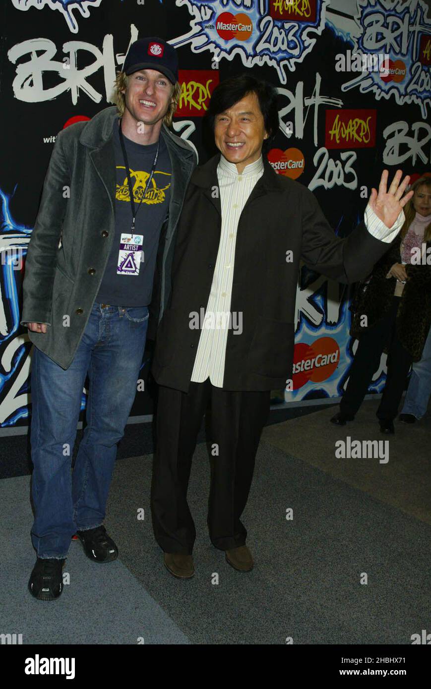 Owen Wilson et Jackie Chan au Brit Awards 2003 à London Earl's court. Longueur totale. Banque D'Images