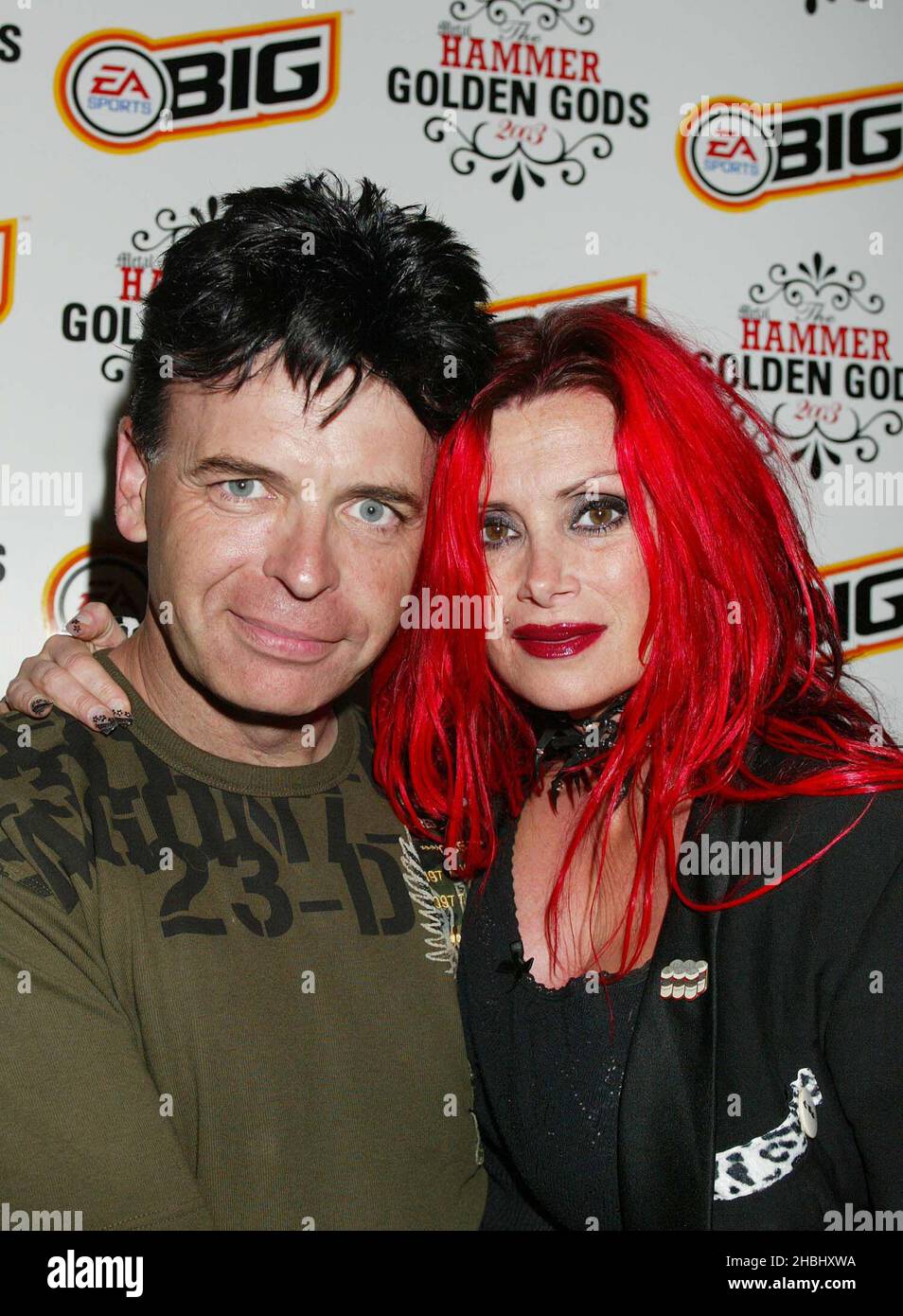 Gary Newman arrive avec sa femme Gemma qui est enceinte de cinq mois aux Metal Hammer Golden God Awards au Kentish Town Forum de Londres Banque D'Images