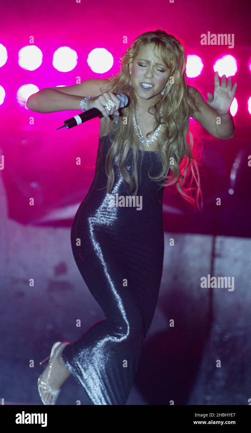 Mariah Carey sur scène au GAY tenu à l'Astoria. Trois quarts de longueur. Robe noire. collier. Banque D'Images
