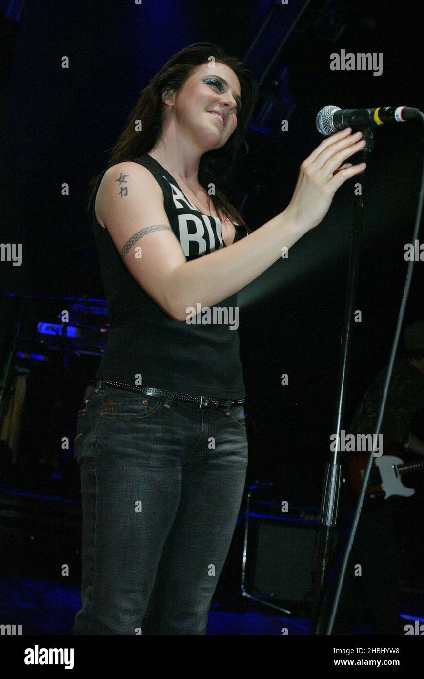 Mel C joue en direct sur scène à l'Empire Shepherds Bush, à Londres. Trois quarts de longueur, tatouage. Melanie Chisholm, ex-fille épice, filles épice, épice sportive. Banque D'Images Mel C joue en direct sur scène à l'Empire Shepherds Bush, à Londres. Trois quarts de longueur, tatouage. Melanie Chisholm, ex-fille épice, filles épice, épice sportive. Banque D'Images