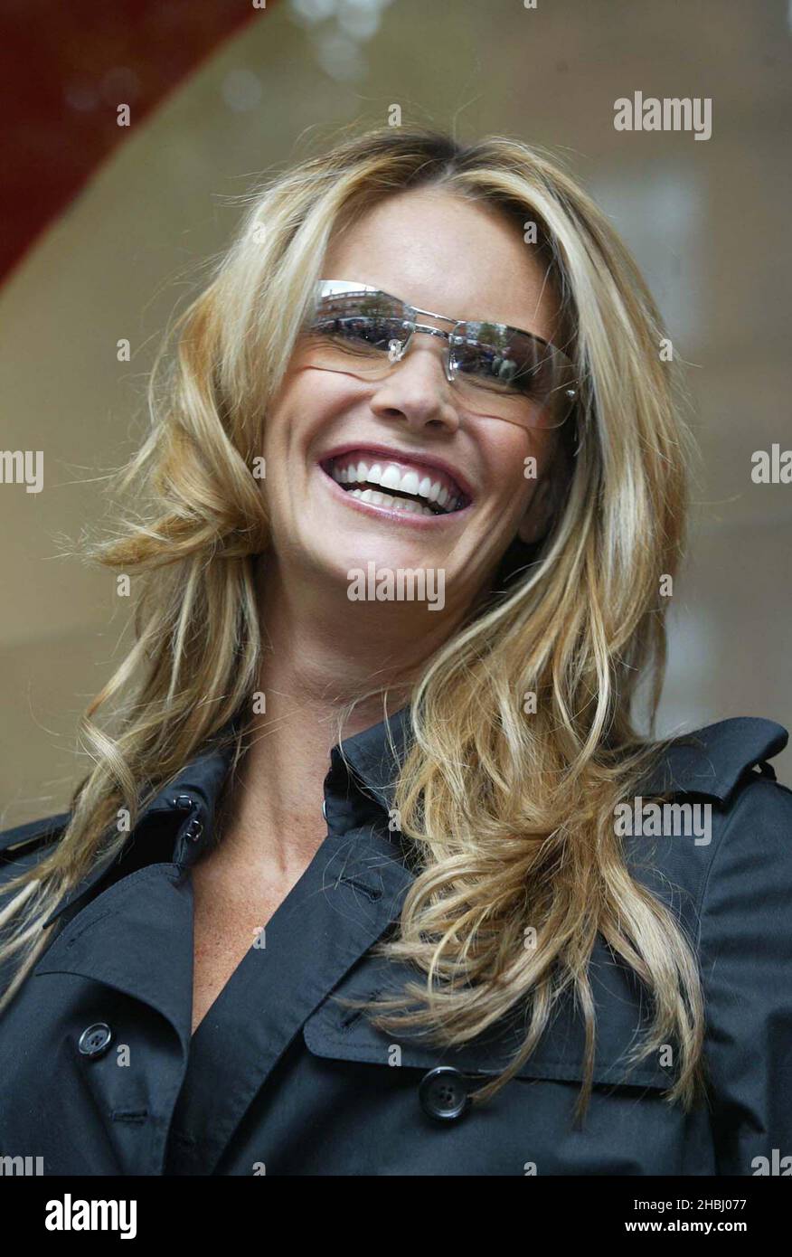 Elle Macpherson à un photocall pour marquer une coulée de son corps pour une exposition d'un mois pour célébrer la fascination avec le corps humain à Selfridges. Tête de tir, lunettes de soleil Banque D'Images