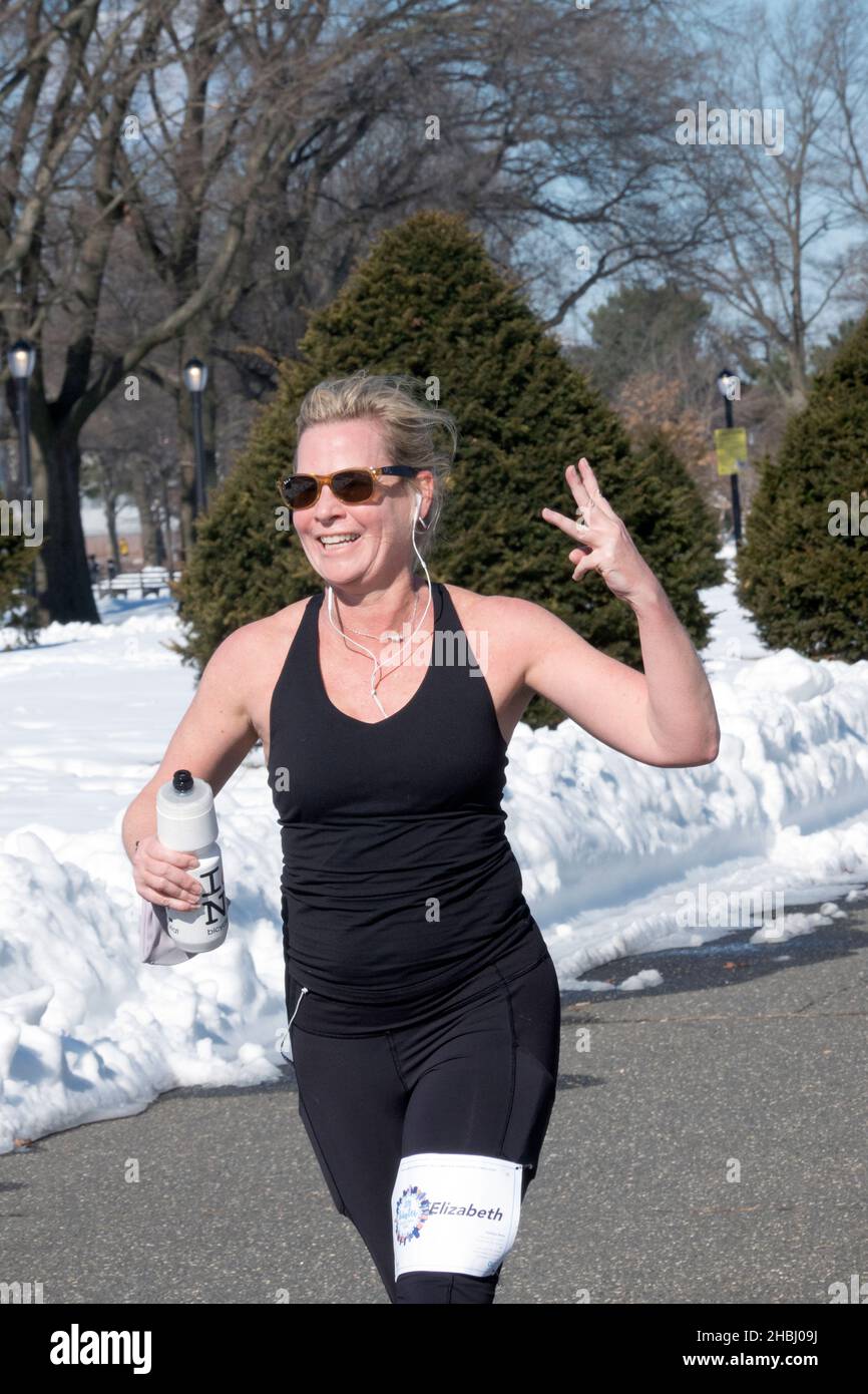 Une femme qui a terminé la course de 4 km du NYC Winter Park Tour à Flushing Meadows Corona Park dans Queens, New York. Banque D'Images