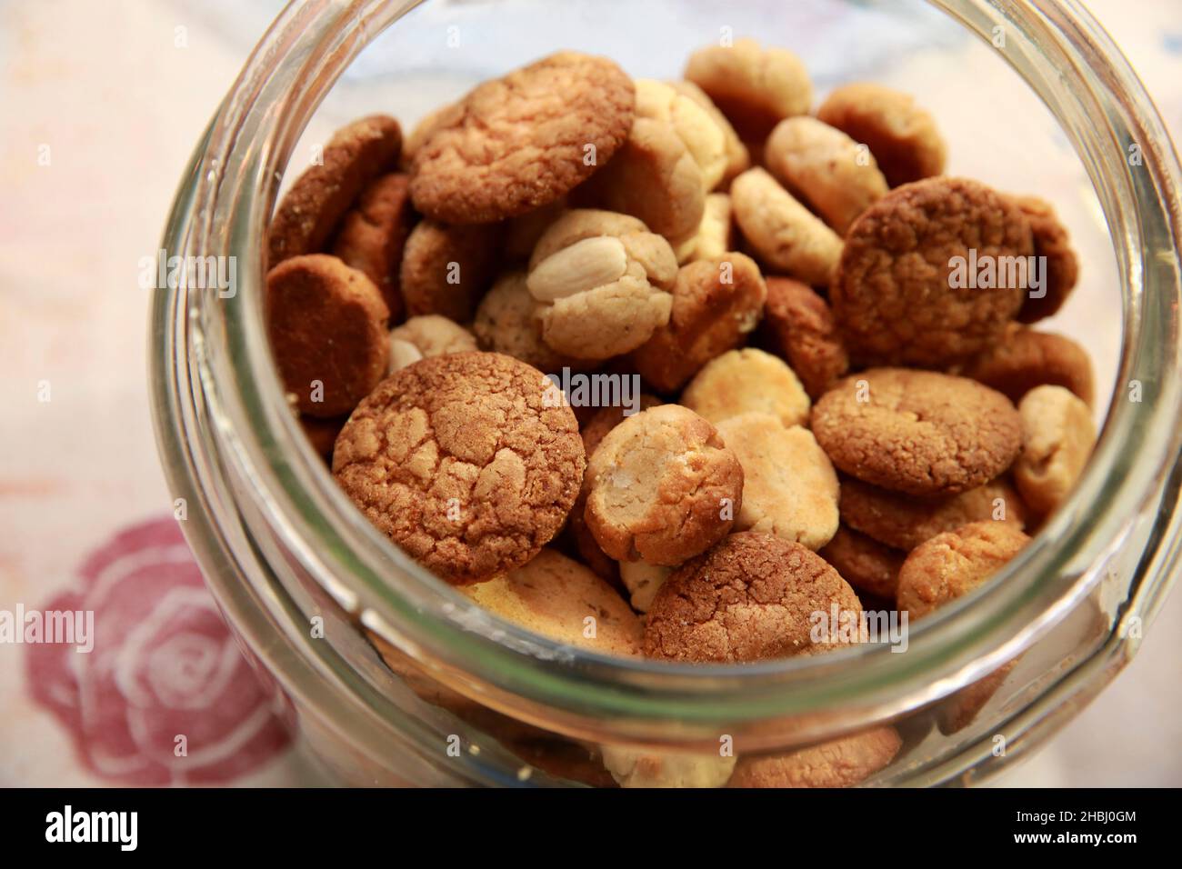 Pot à biscuits plein de biscuits faits maison Banque D'Images