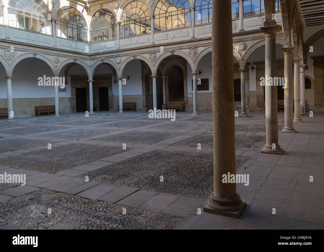 Cour intérieure de l'ancien bâtiment universitaire, Baeza, province de Jaen, Andalousie, Espagne maintenant une école secondaire Banque D'Images