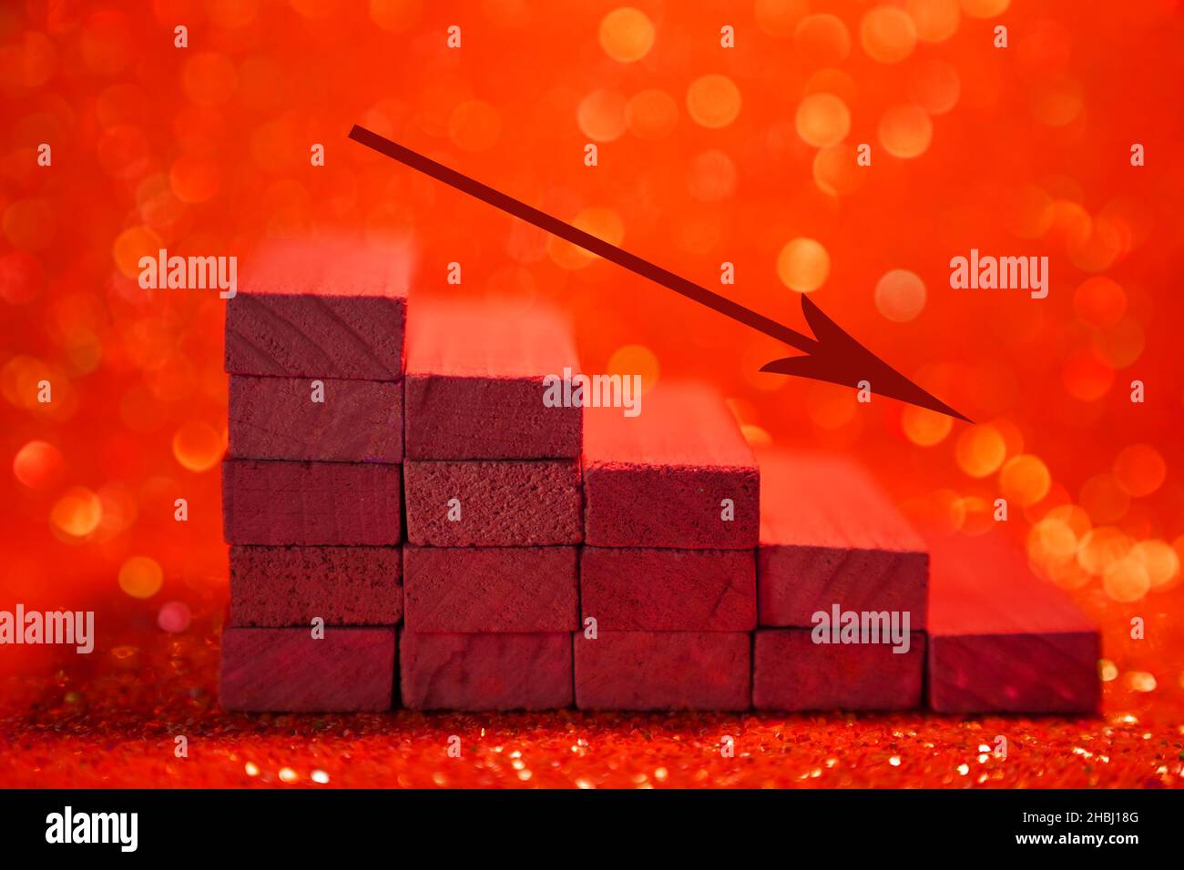 Podium pour la présentation des produits.Escalier minimaliste en cubes de bois avec une flèche vers le bas.Une scène avec des formes géométriques.Sur fond rouge brillant.Photo de haute qualité Banque D'Images