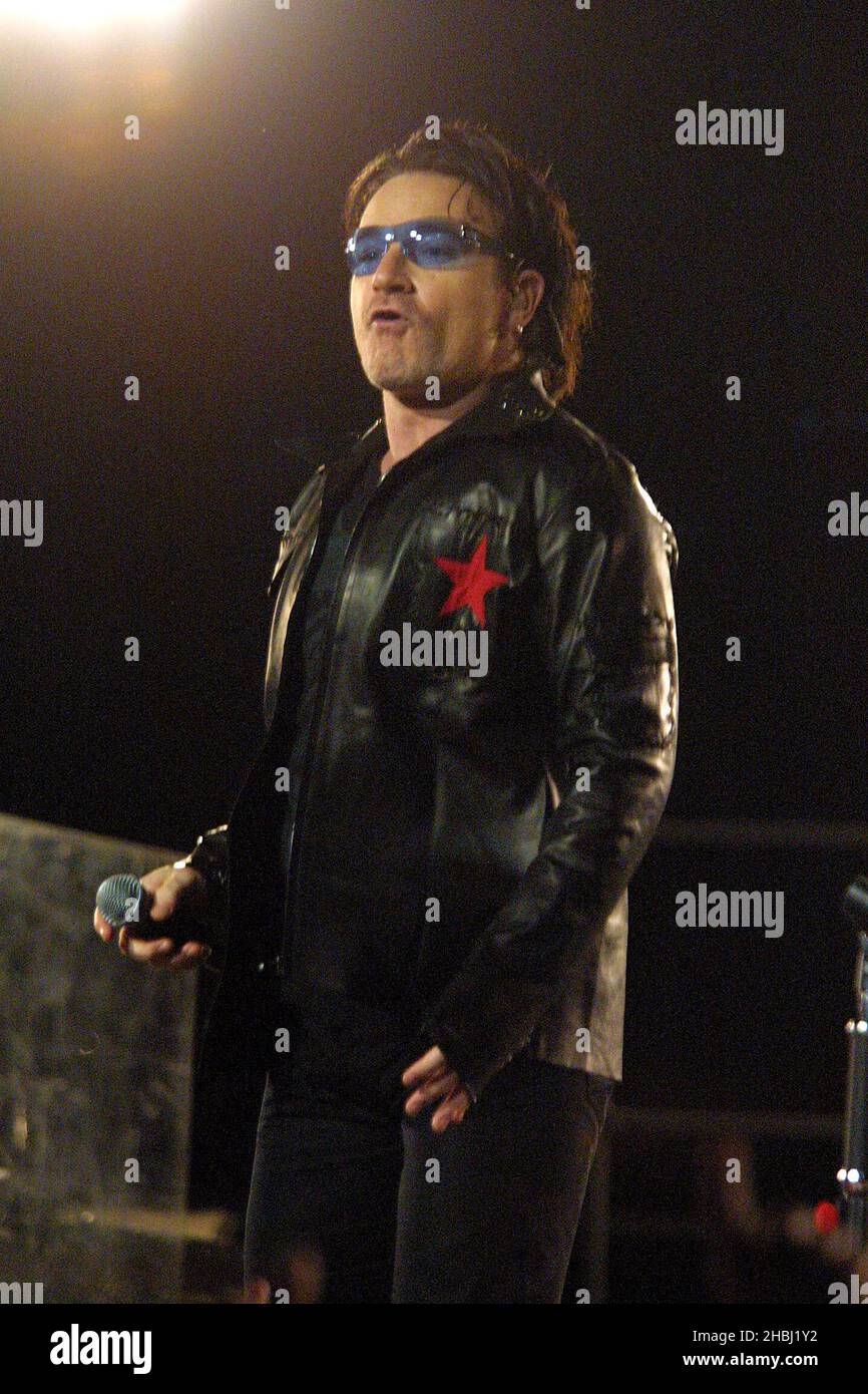 U2, Bono en concert au Madison Square Garden, New York. En direct.  Demi-longueur. Lunettes de soleil teintées bleues Photo Stock - Alamy