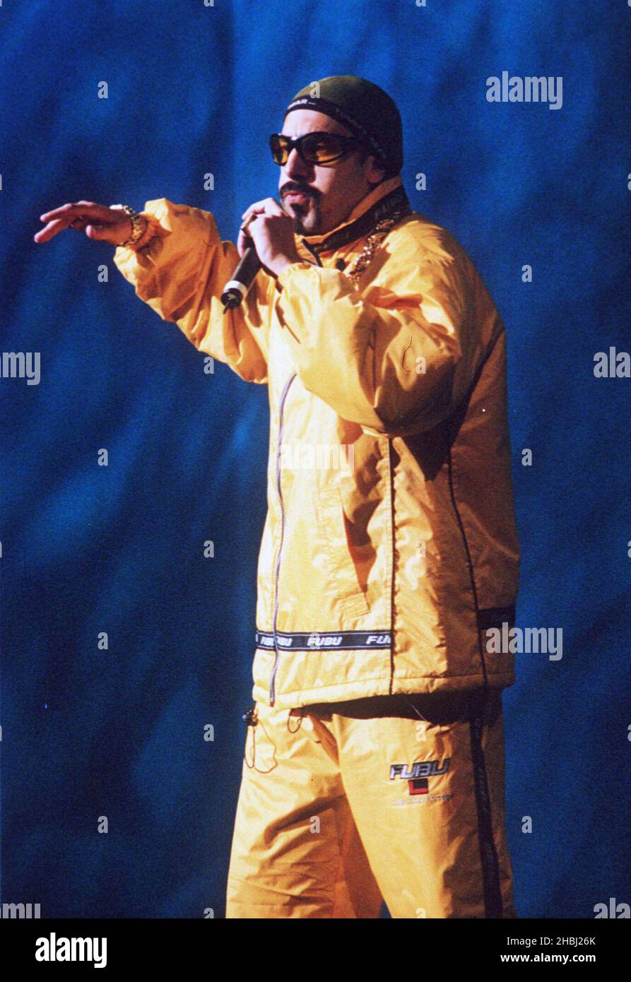 ALI G sur scène au concert de secours de la Comic relief à la Brixton Academy de Londres. En direct. Demi-longueur. Chapeau, lunettes de soleil, costume jaune. Banque D'Images
