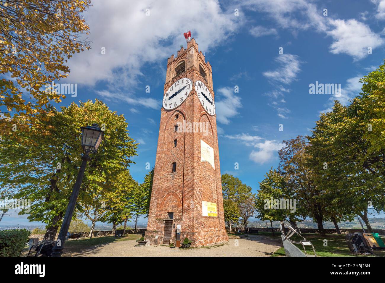 Mondovì, Cuneo, Piémont, Italie - 23 octobre 2021 : Jardins du Belvédère avec la Tour civique, appelée 'dei Bressani' ou Tour de l'horloge, et arbres avec Autum Banque D'Images