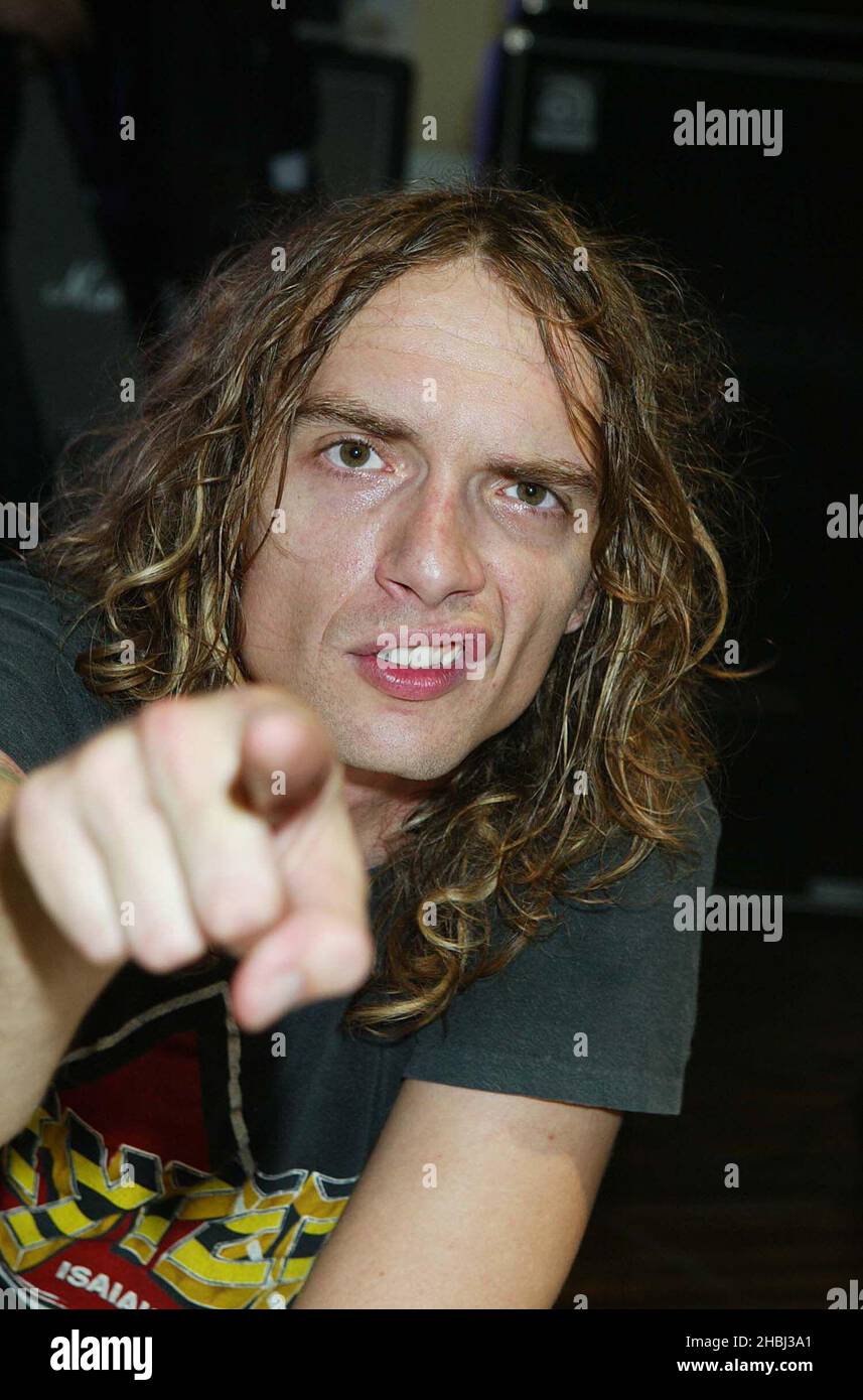 Le chanteur des Ténèbres Justin a présenté un coup de tête lors de la signature de « permission to Land » au HMV Store Oxford Street Londres. Célébrité, anglais, divertissement, Head Shot, groupe rock, drôle. Banque D'Images