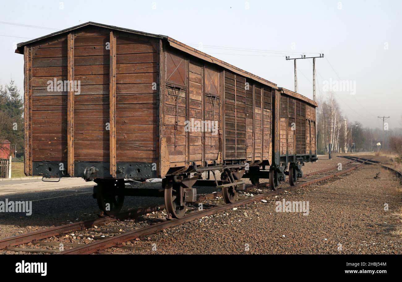 Oswiecim, Pologne.20th décembre 2021.Judenrampe - rampe de chemin de fer et voiture de fret.Il a été utilisé pour décharger des wagons de chemin de fer (principalement des marchandises), dans lesquels les Nazis allemands ont transporté des transports de prisonniers - principalement des Juifs - de l'Europe occupée.L'ancien camp de concentration et d'extermination nazi-allemand Auschwitz II Birkeanu à Oswiecim un mois avant le 77th anniversaire de la libération.Le plus grand camp allemand de concentration et d'extermination nazi KL Auschwitz-Birkenau a été libéré par l'Armée rouge le 27 janvier 1945.(Image de crédit : © Damian Klamka/ZUMA Press Wire) Banque D'Images