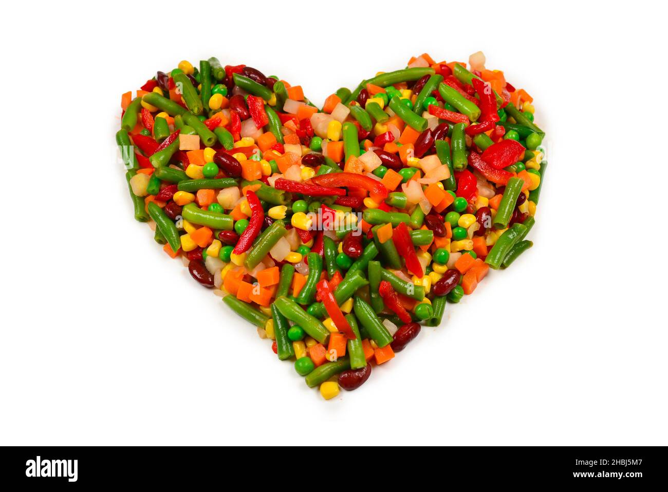 Coeur fait de légumes.Maïs, carotte, poivron, haricots verts.Isolé sur blanc. Banque D'Images