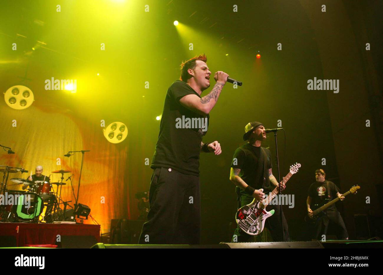 Good Charlotte se produit en concert à la Brixton Academy de Londres. Joel Madden; (chanteur) Benji Madden; (guitare) Billy Martin; (guitariste) Paul Thomas (bassiste) Banque D'Images